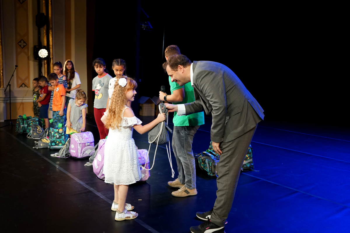 Színházjegyet és megpakolt iskolatáskát is kaptak a gyerekek a Csokonai Színházban